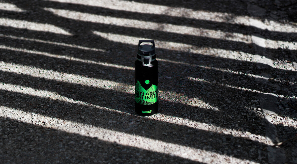 SIGG WMB Traveller Hlíniková fľaša na pitie 1 L Pathfinder Black