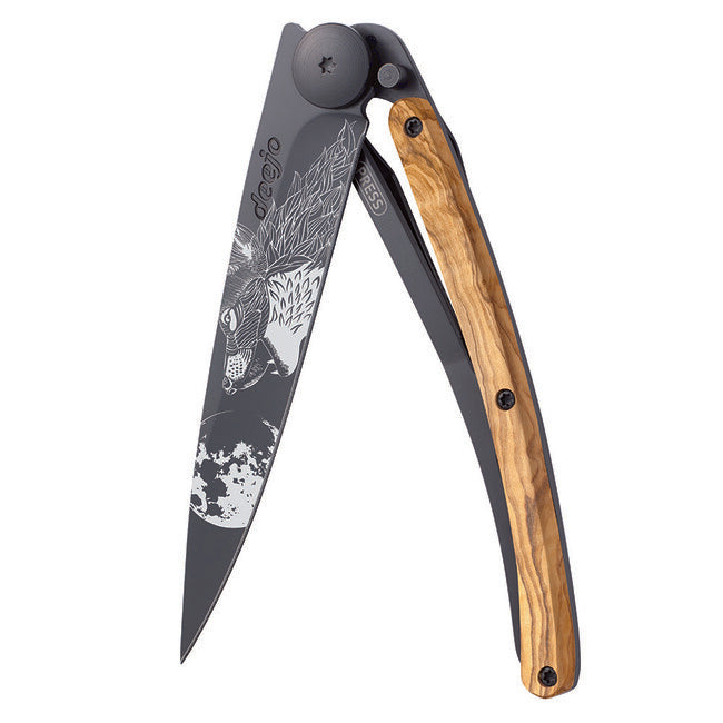 Deejo zatvárací nôž Black tattoo olive wood howling