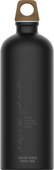 SIGG Traveller MyPlanet Hlíniková fľaša na pitie 1 L Smer Plain