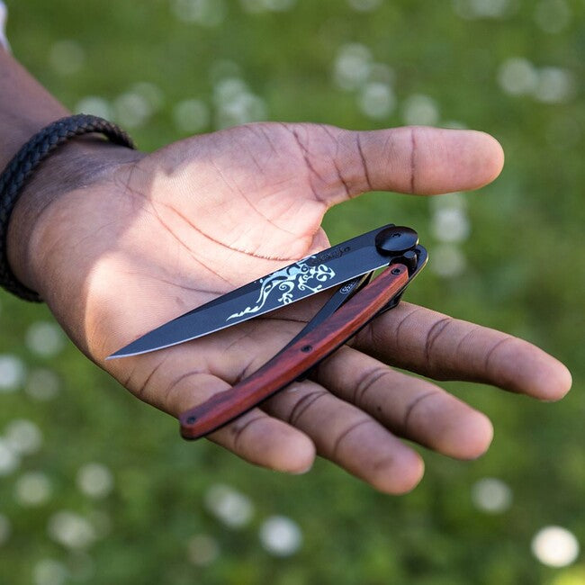 Deejo zatvárací nôž Tattoo Black coralwood Gecko