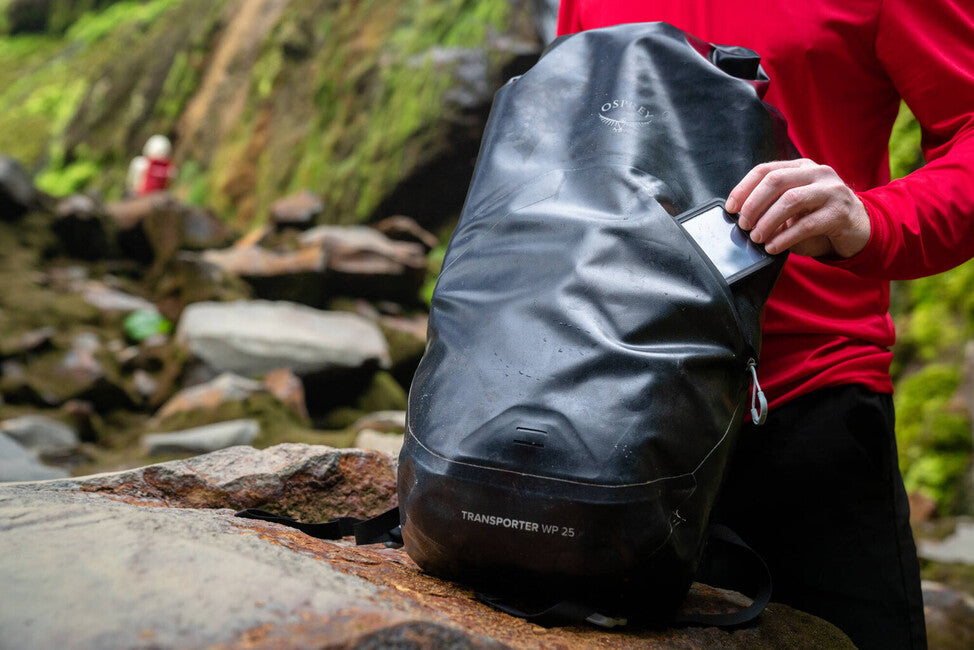 OSPREY mestský batoh TRANSPORTER ROLL TOP WATERPROOF 25, čierna
