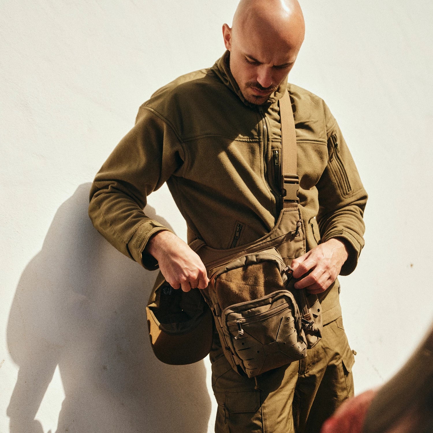 Helikon-Tex Classic Army spevnená flisová bunda, olivovo-čierna – v použití 1