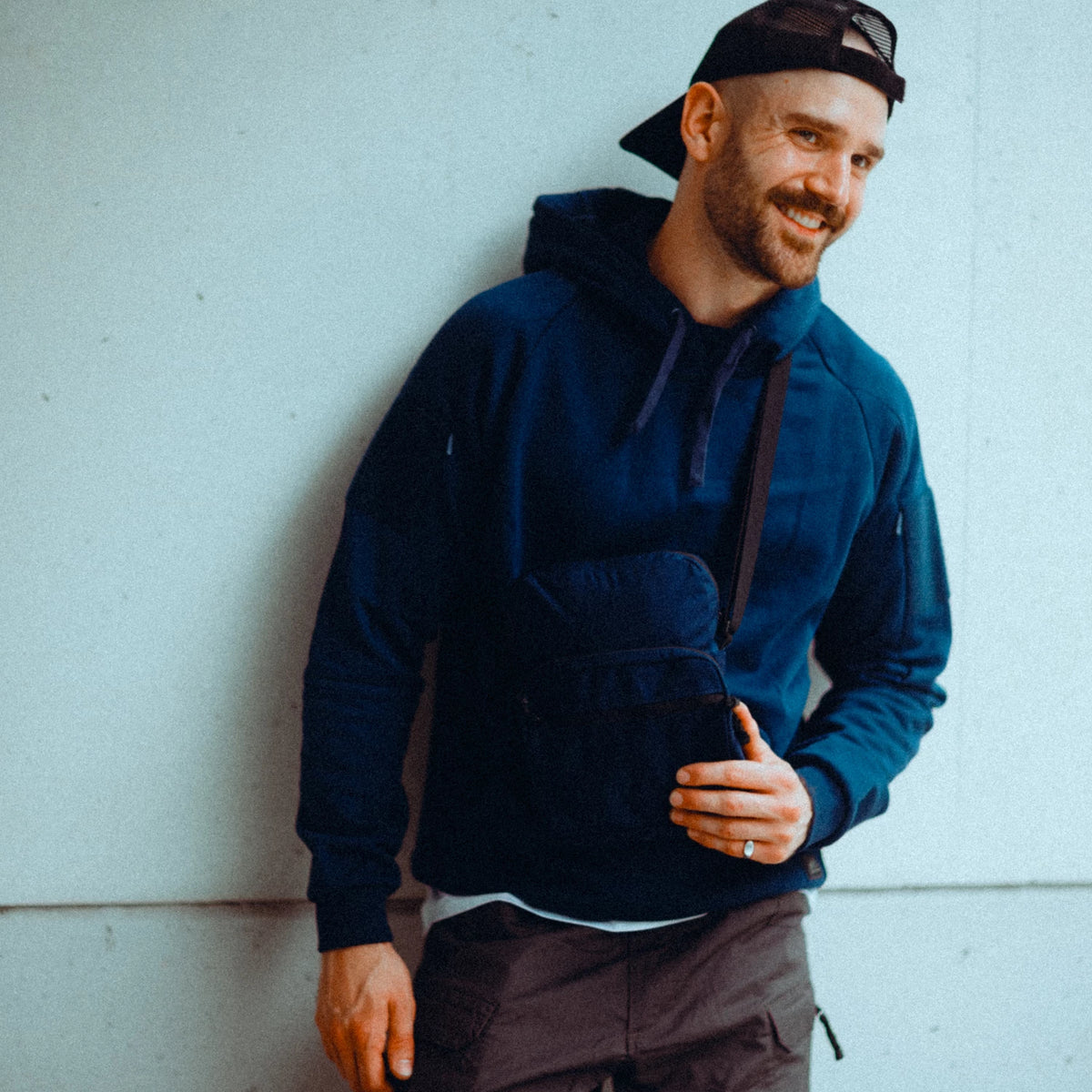 Helikon-Tex Kangaroo mestská mikina taktická, Blue – v použití 2
