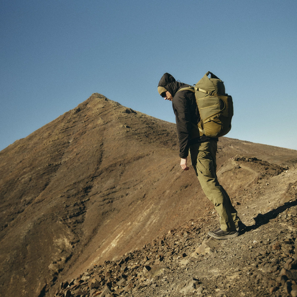 Helikon-Tex WOLFHOUND bunda s kapucňou Climashield Apex, Desert Night Camo – v použití 1