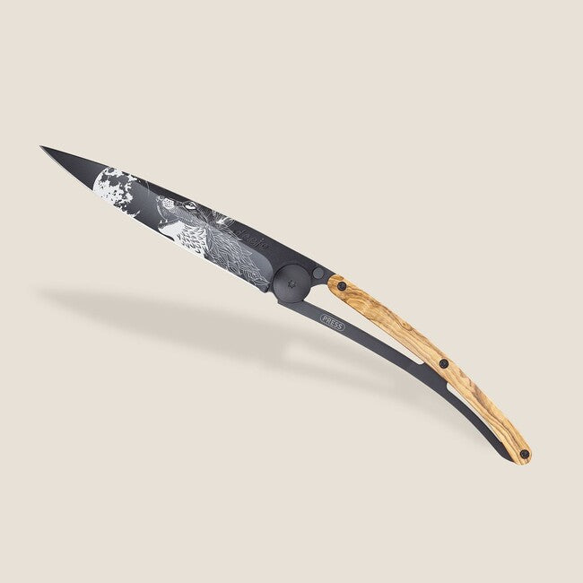Deejo zatvárací nôž Black tattoo olive wood howling