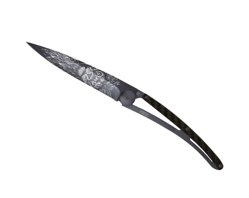 Deejo zatvárací nôž Tattoo Black carbon Lion