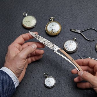 Deejo closing knife Horlogue Juniper Wood Gray Titanium Watchmaker
